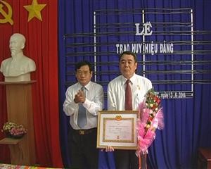Huyện ủy Dương Minh Châu trao Huy hiệu 30 năm tuổi Đảng